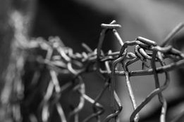 华体会网站-压迫式防守如何制造对手失误，足球比赛压迫式防守特点