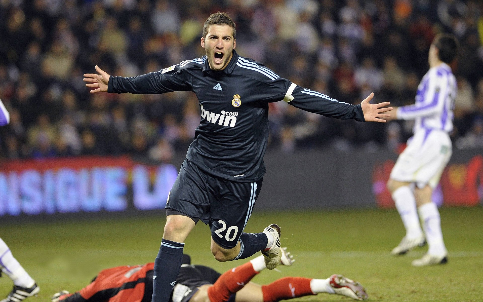 泰拳顶级赛事ONE Lumpinee 中国选手肘击TKO泰国名将 引发震撼